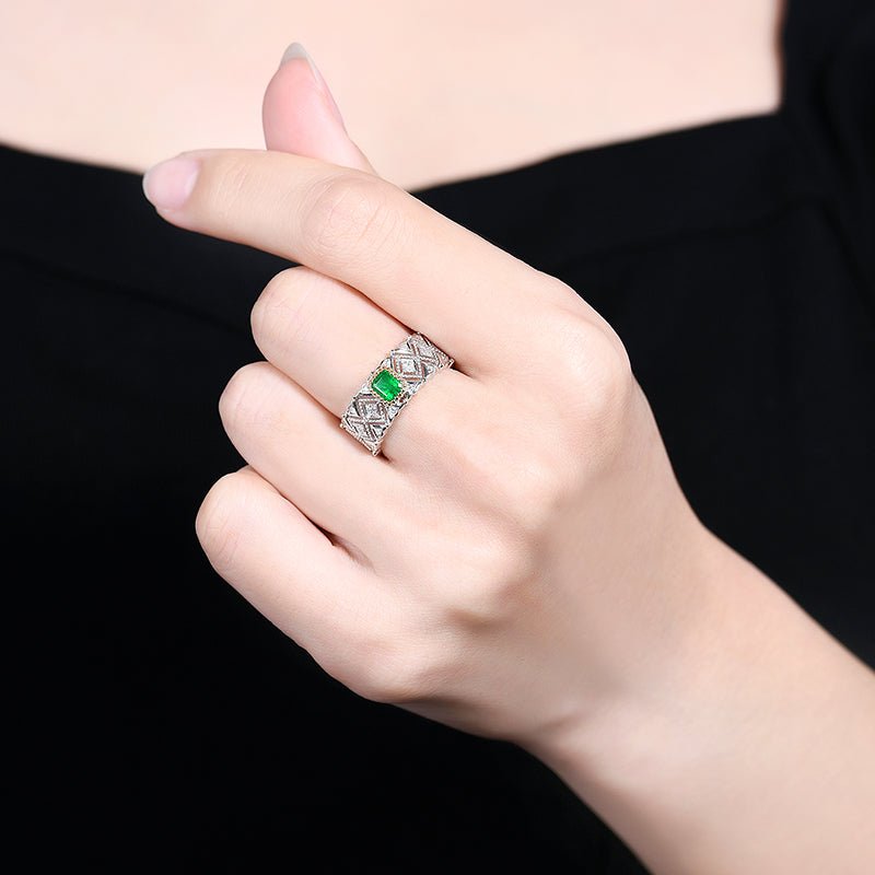 18k gold natural vivid green emerald ring - Lotus Diamond