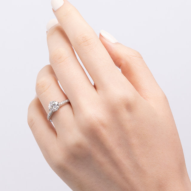 18K4-Prongs with diamondbacks Lotus Diamond