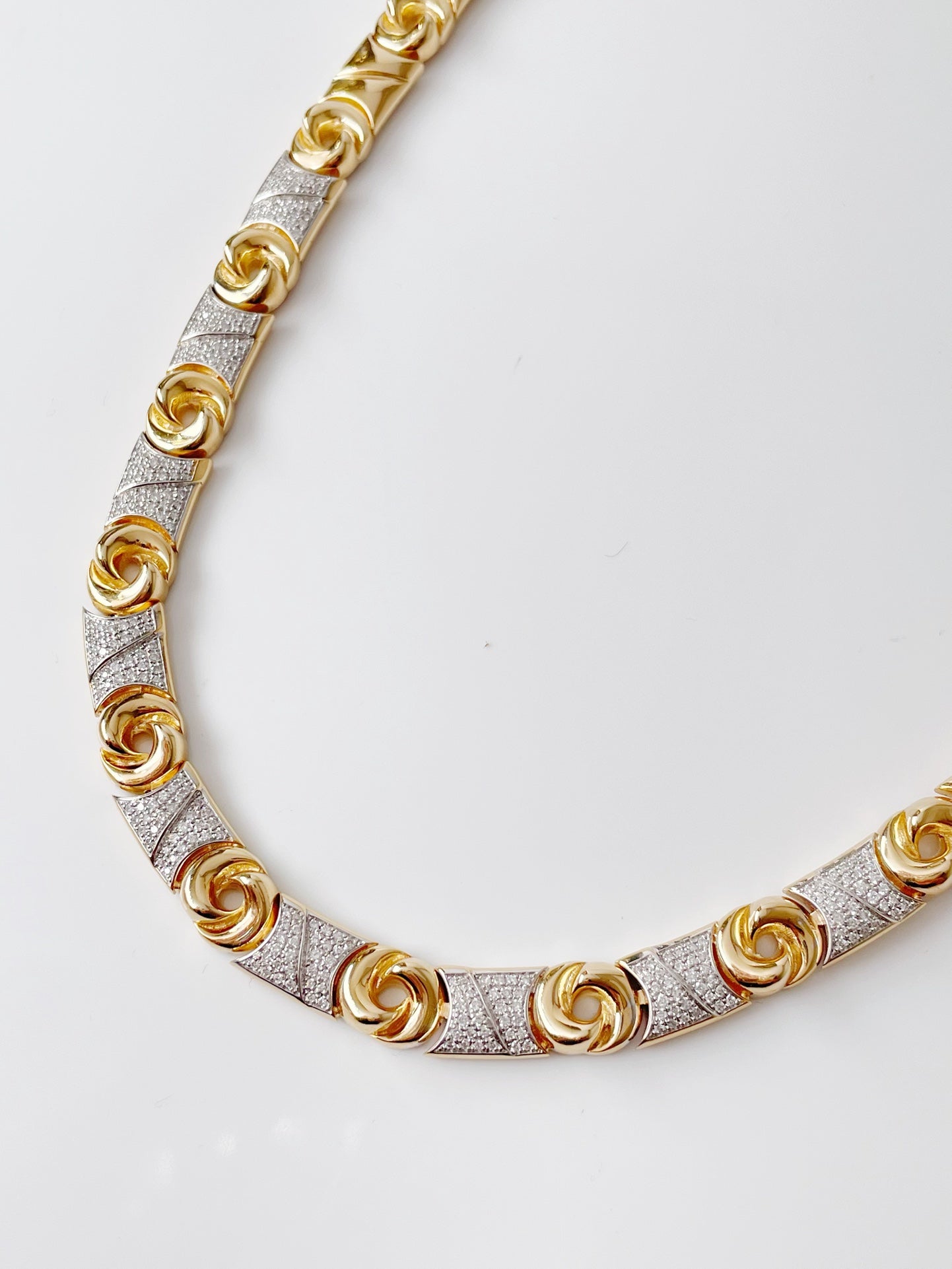 A premium choker in 18k gold that continues to charm - Lotus Diamond
