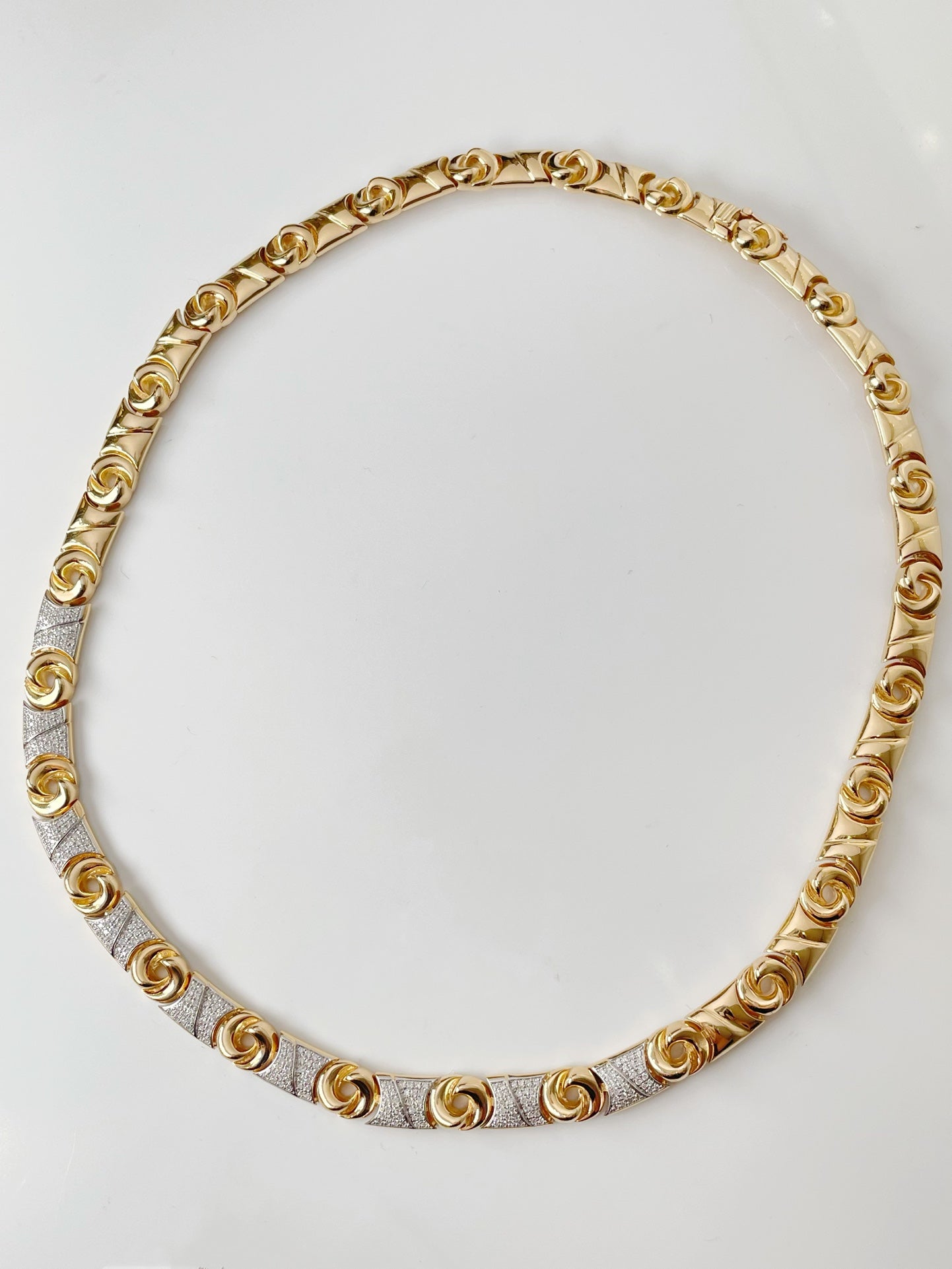 A premium choker in 18k gold that continues to charm - Lotus Diamond