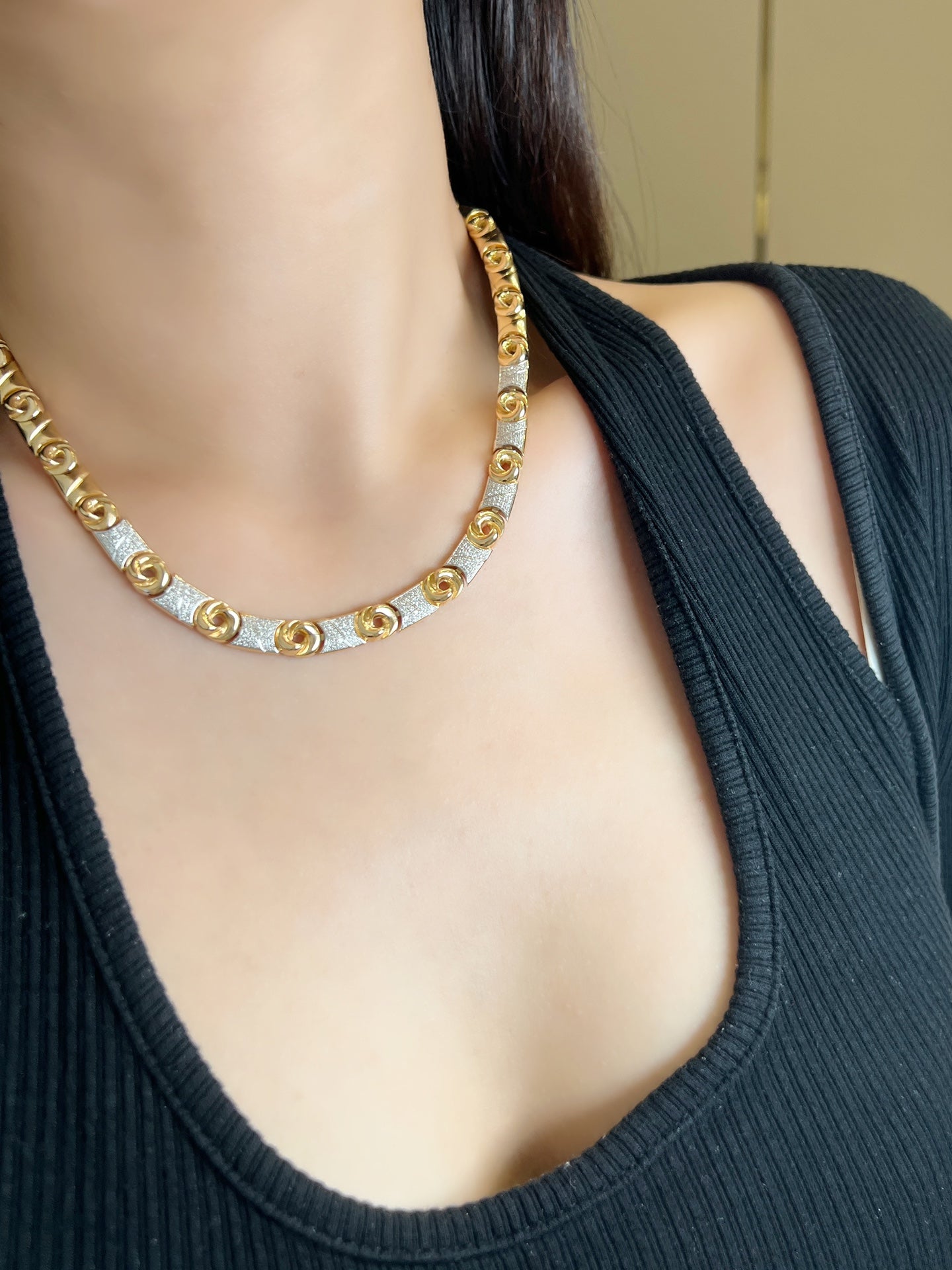 A premium choker in 18k gold that continues to charm - Lotus Diamond