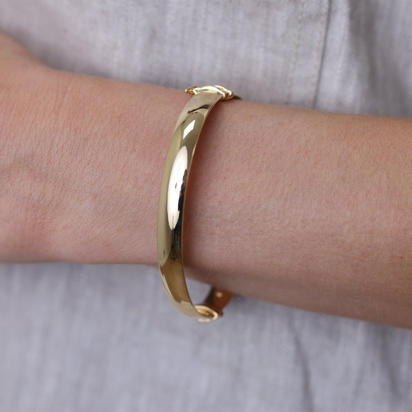 Chunky Hinged Bangle (7mm) - Lotus Diamond
