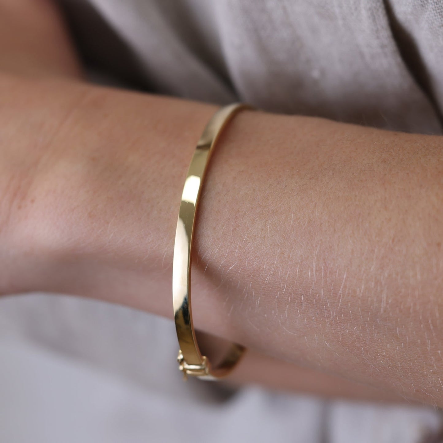 Essential Hinged Bangle (4mm) - Lotus Diamond
