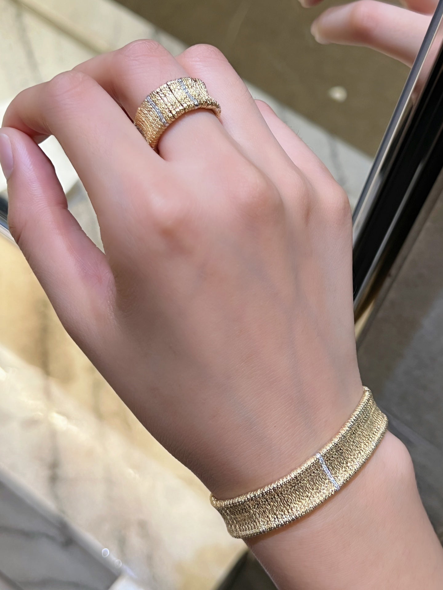Exquisite 18k gold stretch bracelet - Lotus Diamond