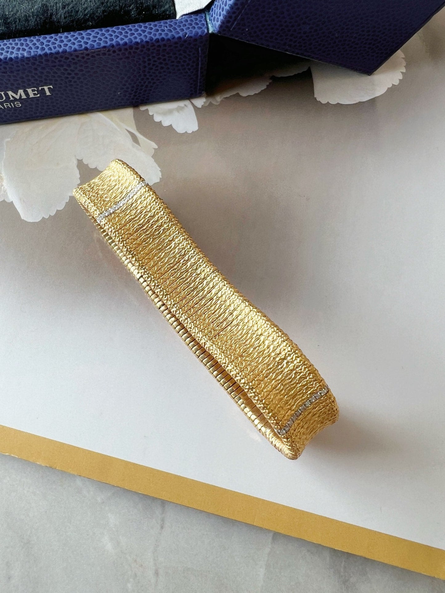 Exquisite 18k gold stretch bracelet - Lotus Diamond
