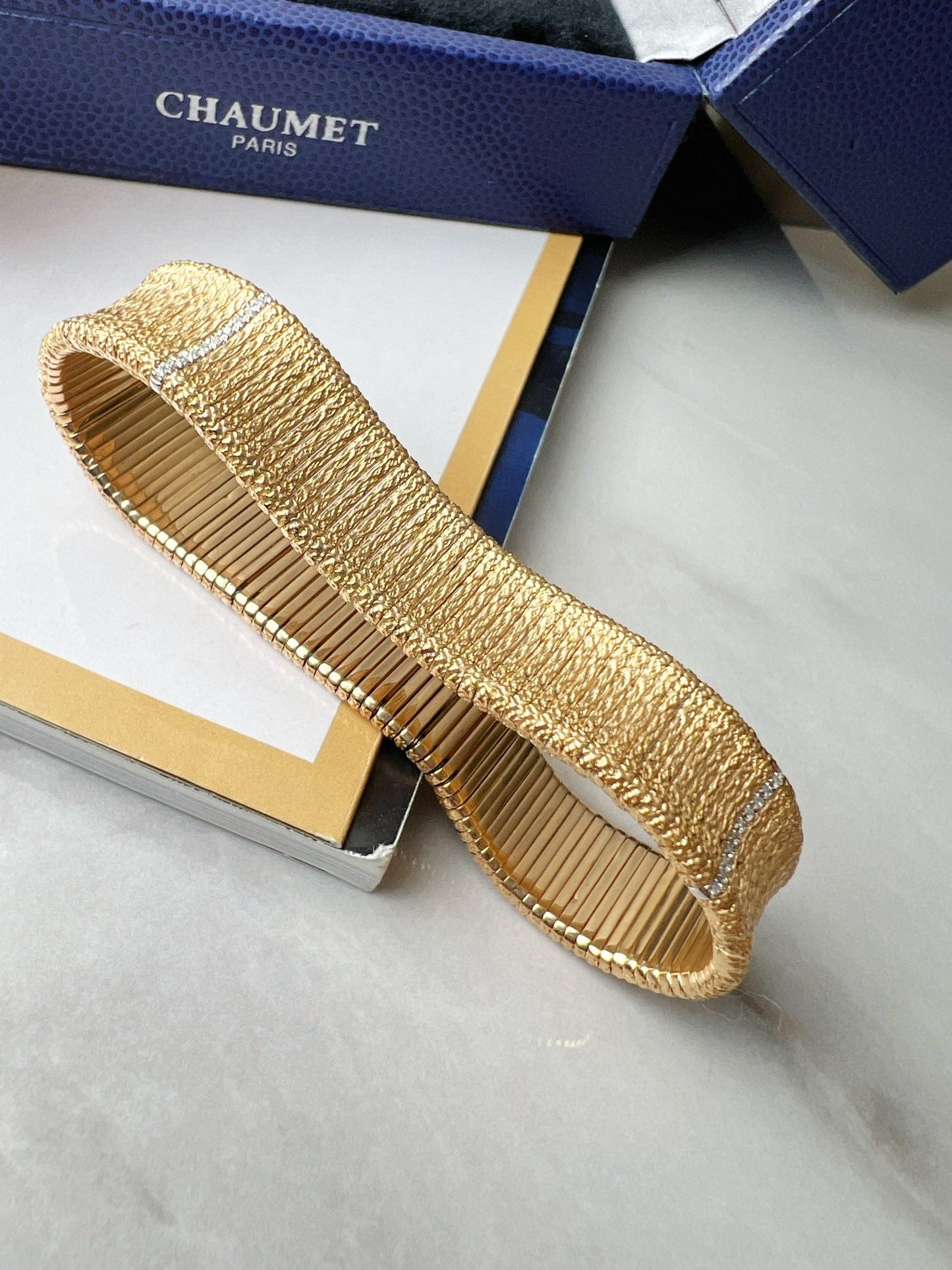 Exquisite 18k gold stretch bracelet - Lotus Diamond