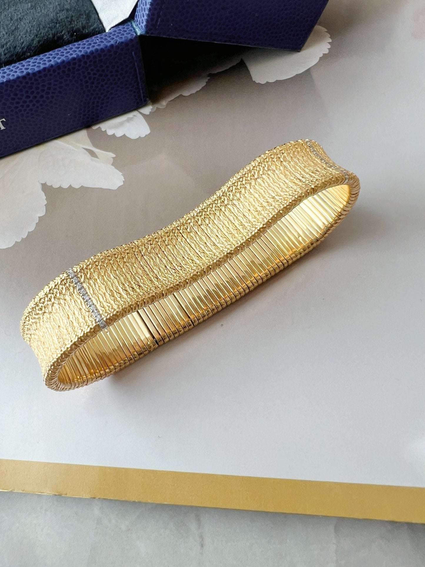 Exquisite 18k gold stretch bracelet - Lotus Diamond