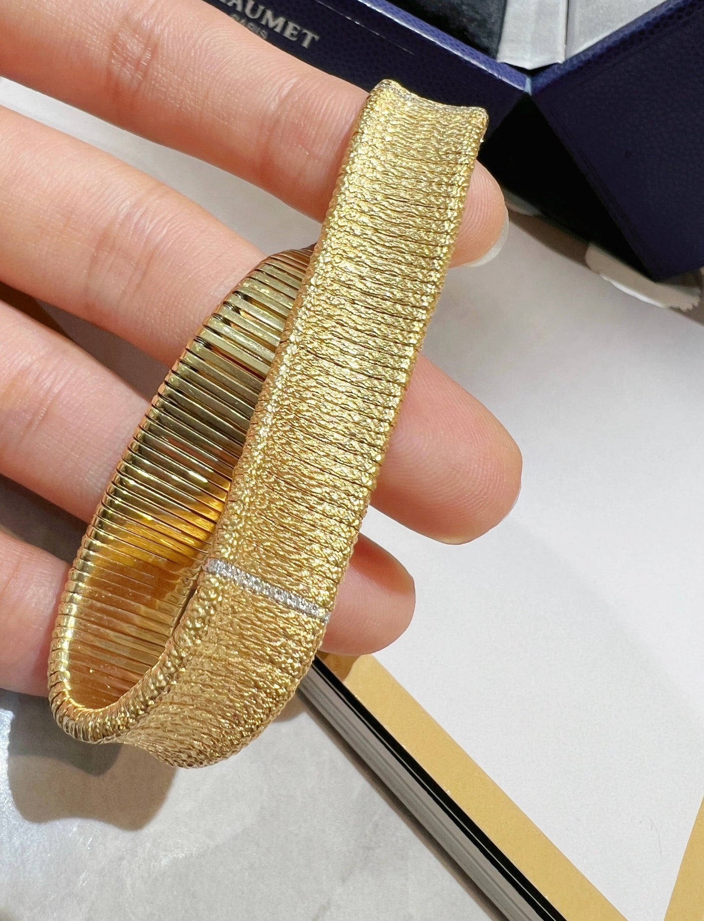 Exquisite 18k gold stretch bracelet - Lotus Diamond