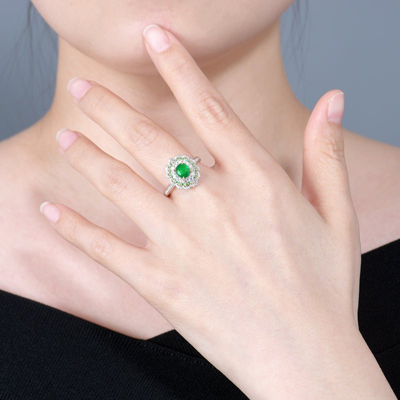 Natural Muzo green emerald in 18K gold - Lotus Diamond