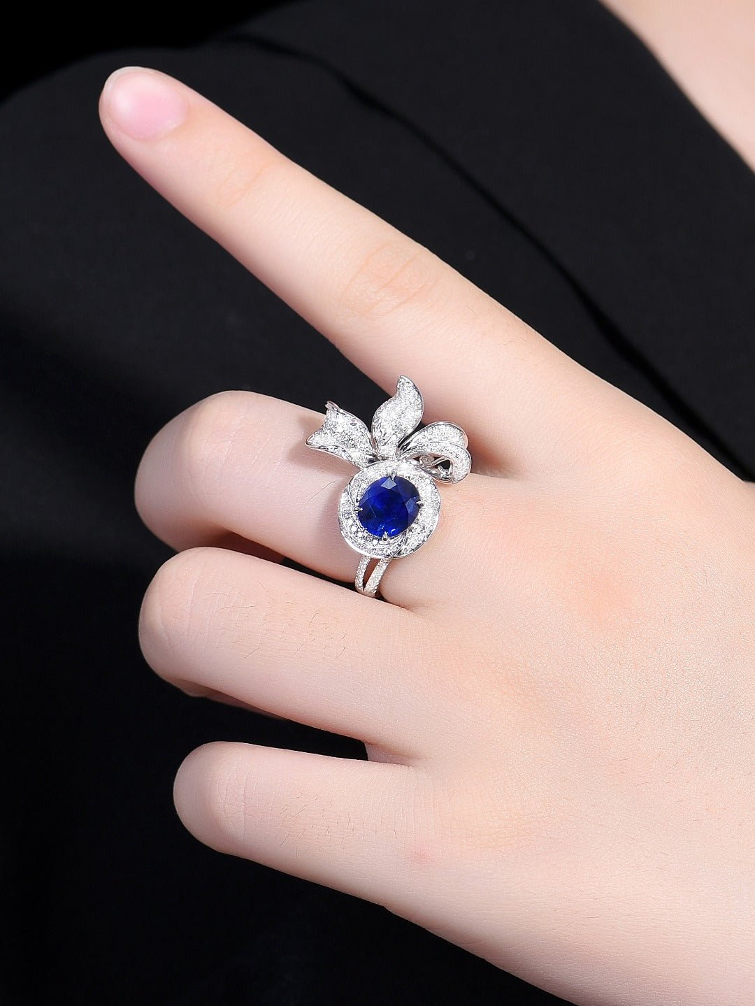 Natural sapphire ring in luxurious design - Lotus Diamond