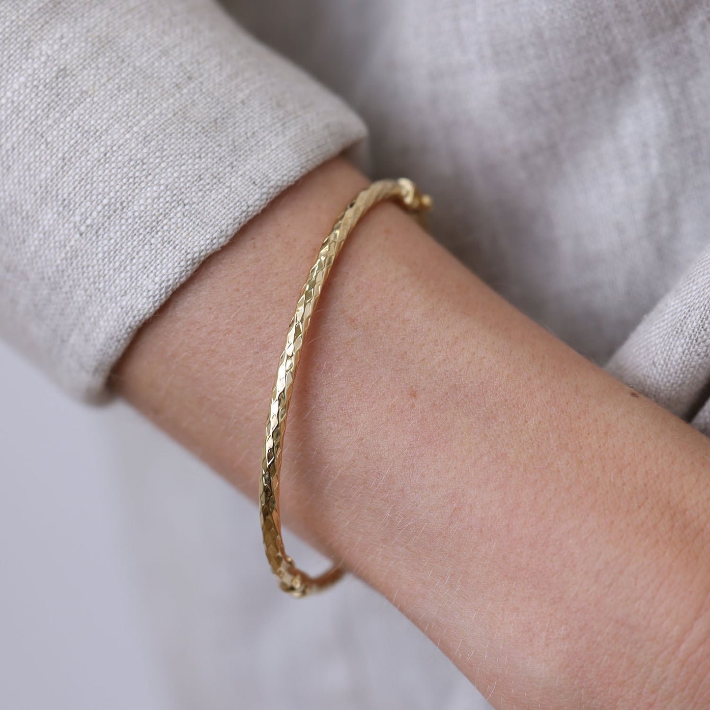 Serpentine Hinged Bangle - Lotus Diamond