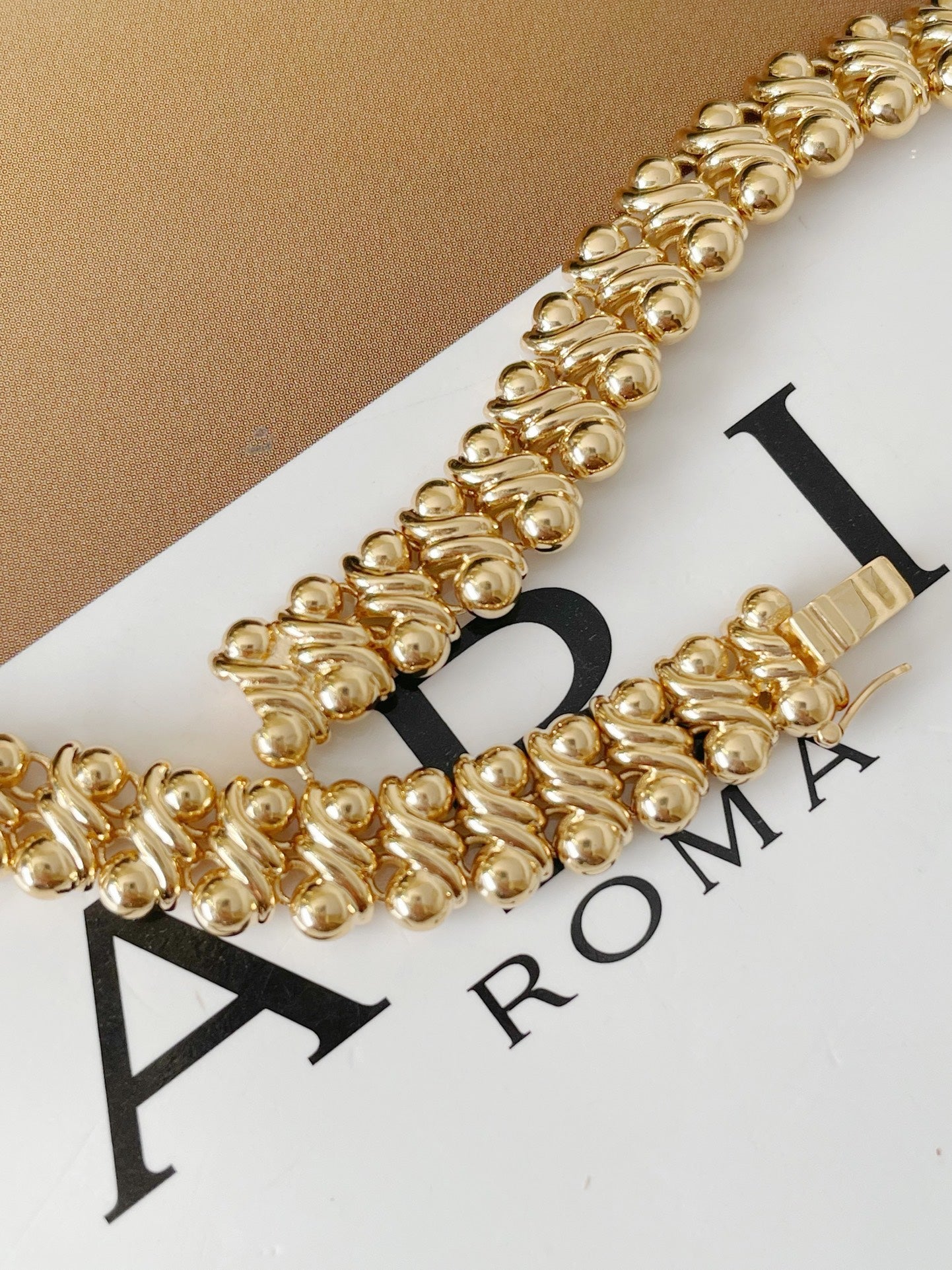 The 18k gold head - turning choker chain is on full blast - Lotus Diamond
