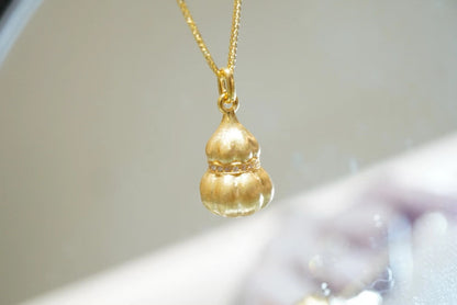 18k Brushed Gold Gourd Pendant Lotus Diamond