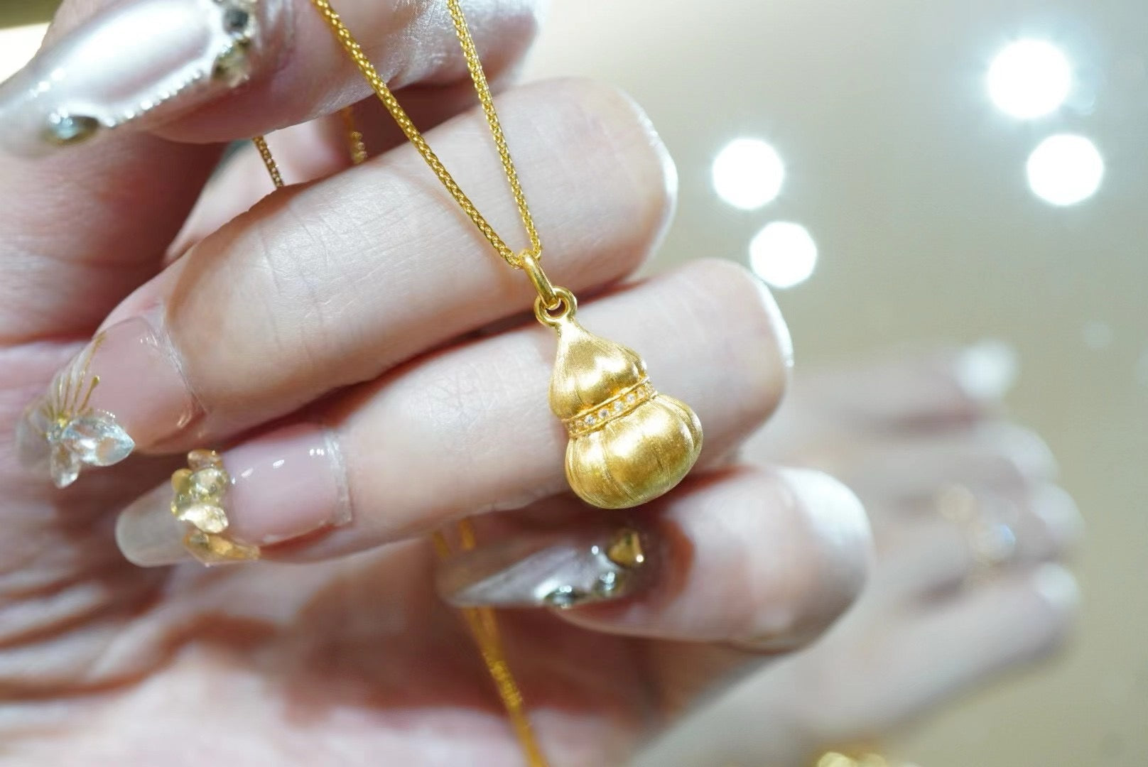 18k Brushed Gold Gourd Pendant Lotus Diamond