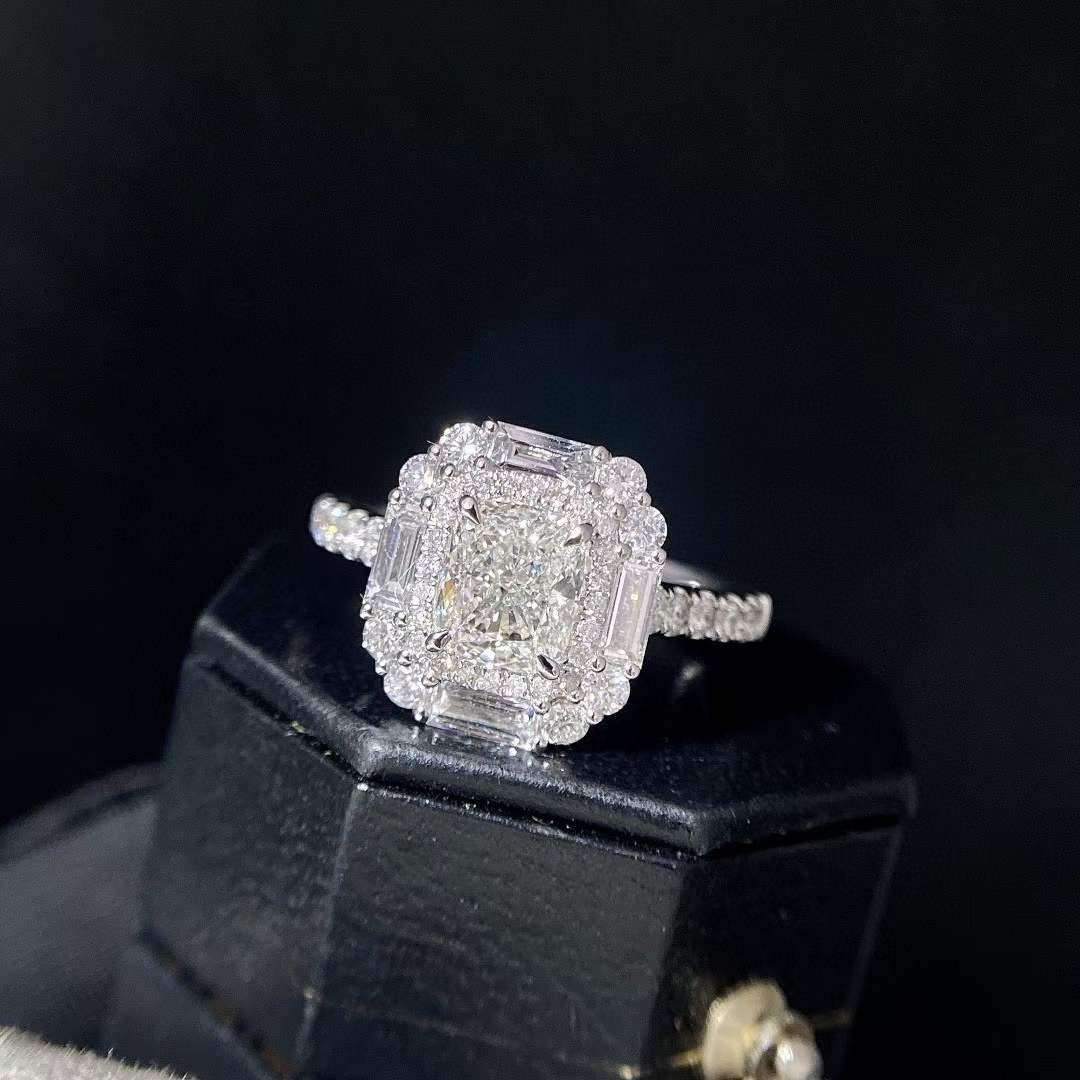 Beautiful lab-grown Diamond Ring -1CT GVS2