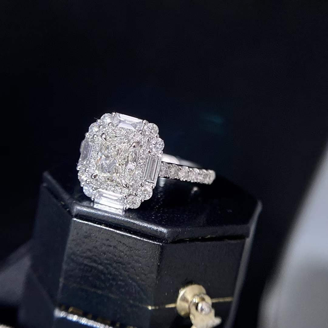 Beautiful lab-grown Diamond Ring -1CT GVS2