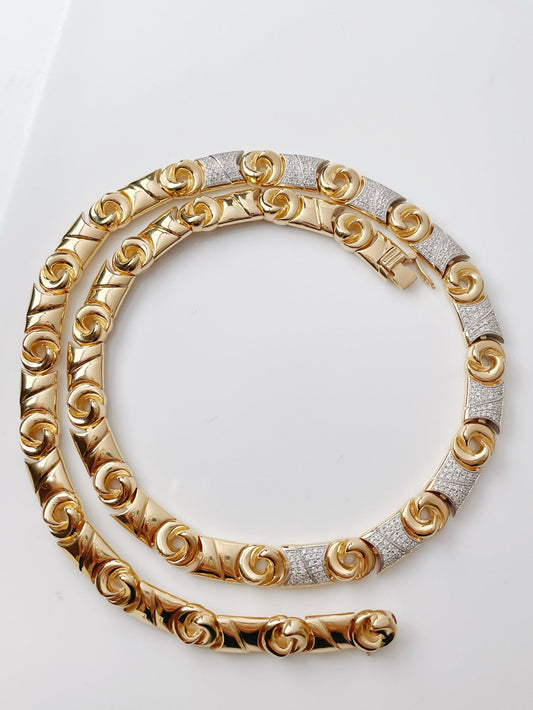 A premium choker in 18k gold that continues to charm - Lotus Diamond