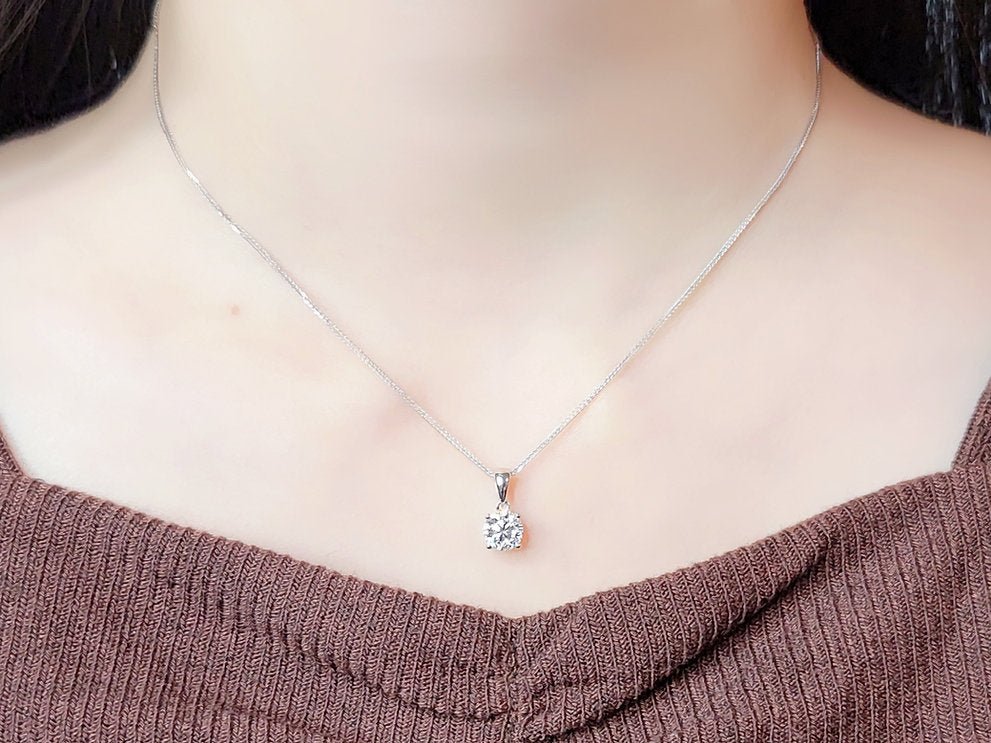Classic four - jaw 18K diamond Pendant - Lotus Diamond