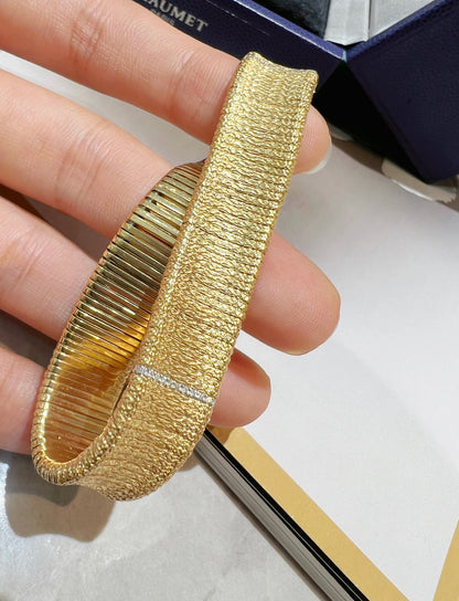 Exquisite 18k  gold stretch bracelet