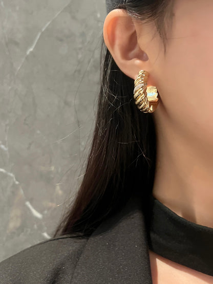 18k gold  Chic  croissant earrings