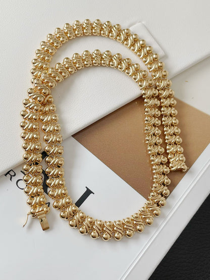 The 18k gold head-turning choker chain is on full blast