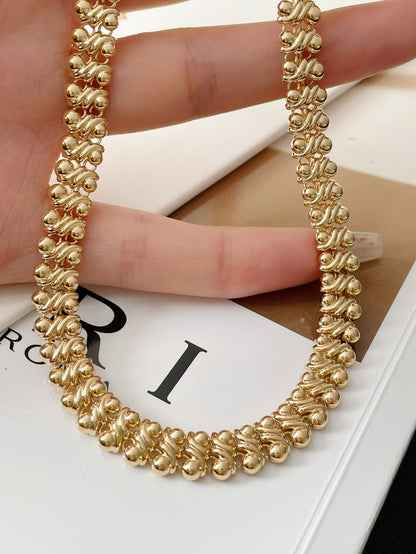 The 18k gold head-turning choker chain is on full blast