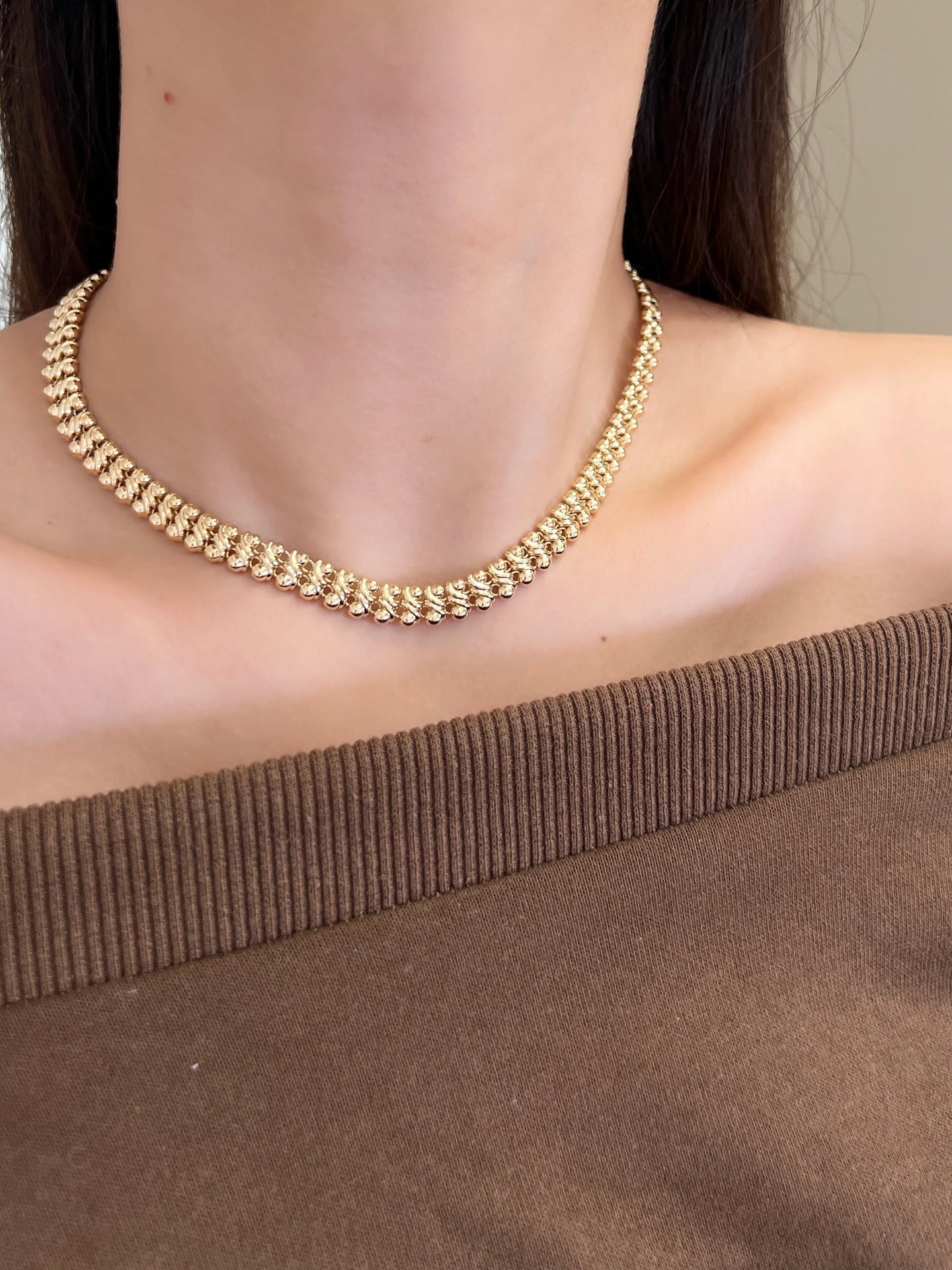 The 18k gold head-turning choker chain is on full blast