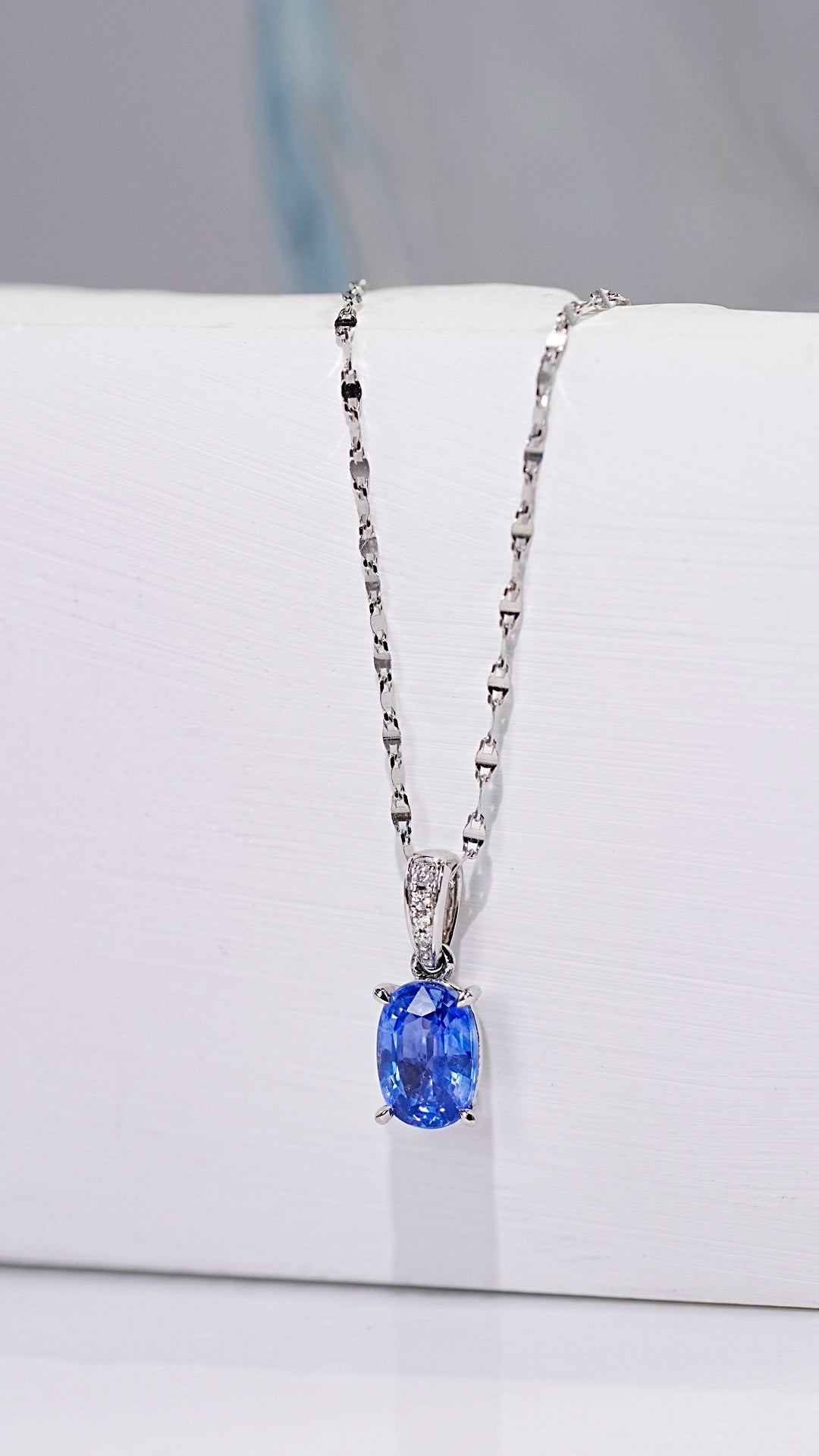 Sapphire pendant - Style A